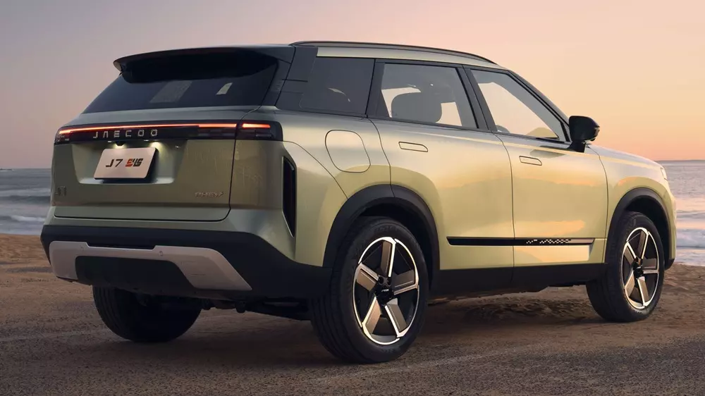 Jaecoo J7 PHEV AWD không thay đổi về thiết kế so với bản FWD