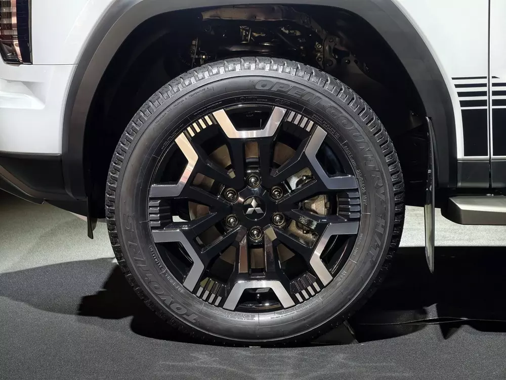 Cận cảnh bộ mâm 20 inch của Mitsubishi Pajero 2027