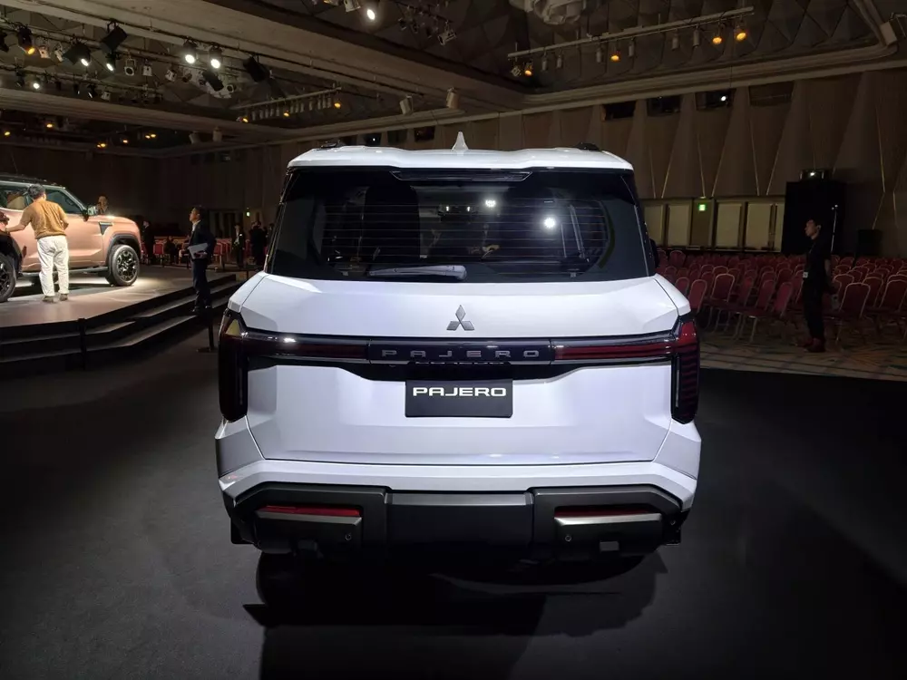Mitsubishi Pajero 2027 nhìn từ phía sau