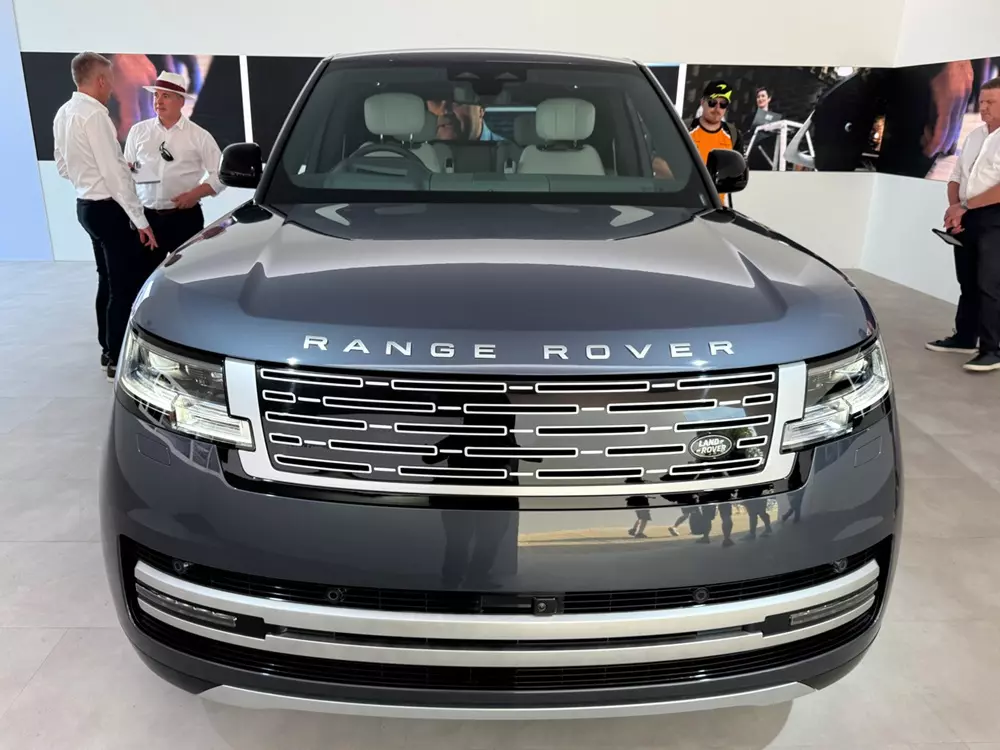 Range Rover Electric có mô-men xoắn cực đại lớn hơn mọi mẫu xe cùng thương hiệu khác Range Rover Electric có mô-men xoắn cực đại lớn hơn mọi mẫu xe cùng thương hiệu khác