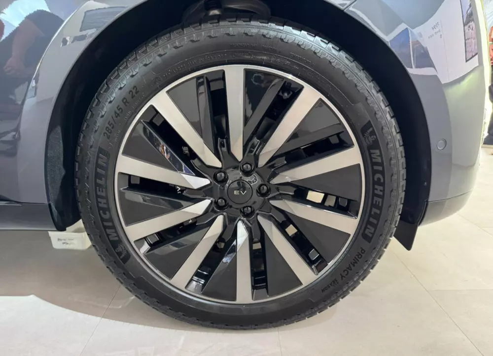 Bộ mâm cỡ lớn với thiết kế khí động lực học của Range Rover Electric Bộ mâm cỡ lớn với thiết kế khí động lực học của Range Rover Electric