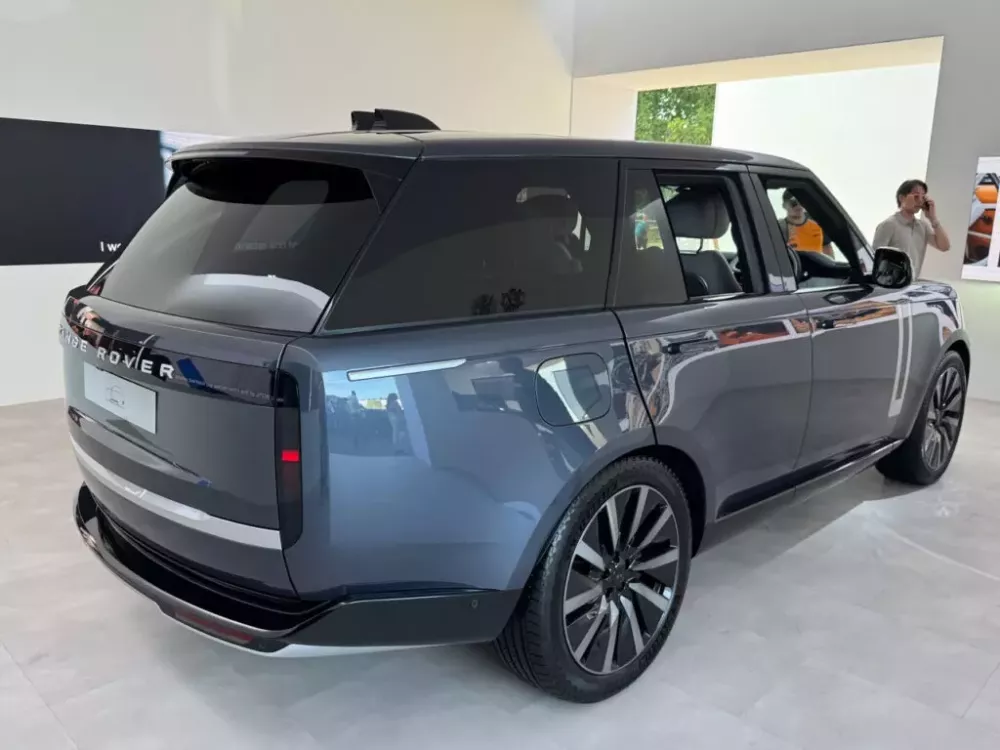 Range Rover Electric chạy gần 600 km sau khi sạc Range Rover Electric chạy gần 600 km sau khi sạc