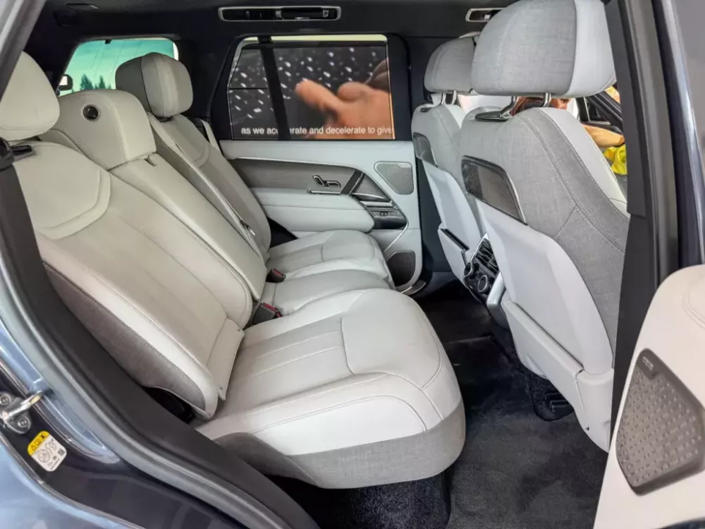 Hàng ghế sau của Range Rover Electric = Hàng ghế sau của Range Rover Electric =