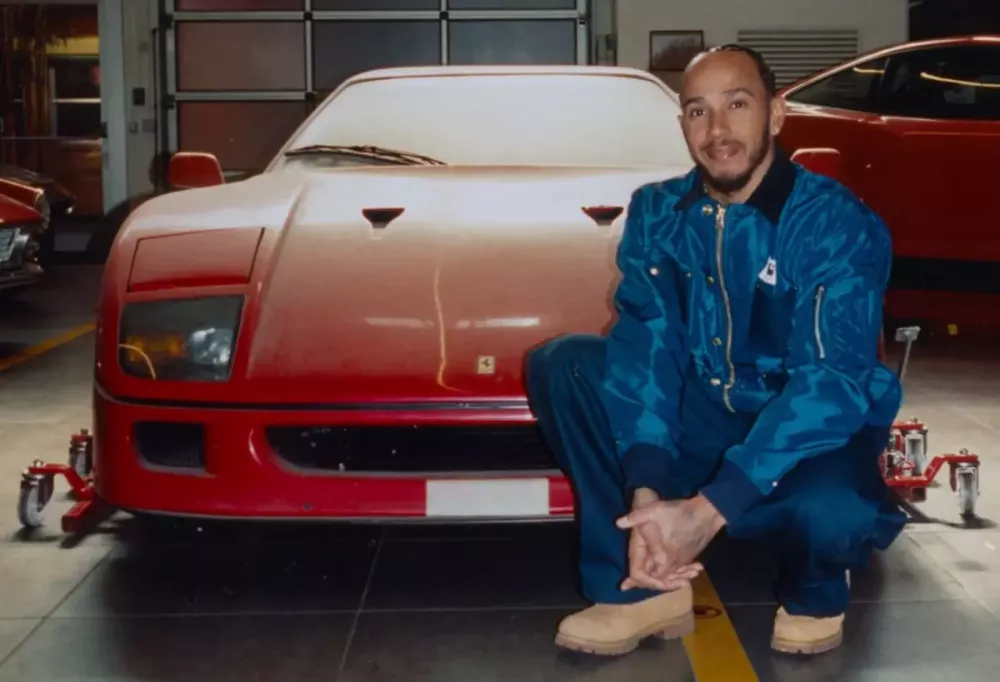 Tay đua Lewis Hamilton tậu chiếc Ferrari mơ ước từ bé Tay đua Lewis Hamilton tậu chiếc Ferrari mơ ước từ bé