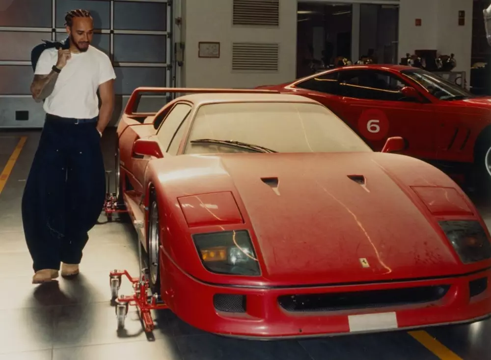 Lewis Hamilton đã bán toàn bộ bộ sưu tập siêu xe của mình Lewis Hamilton đã bán toàn bộ bộ sưu tập siêu xe của mình