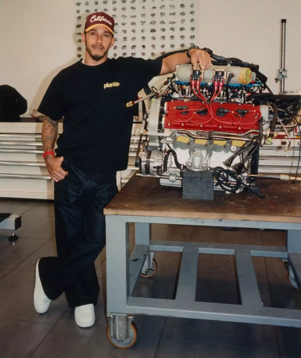 Ferrari F40 dùng động cơ V8 mạnh mẽ Ferrari F40 dùng động cơ V8 mạnh mẽ