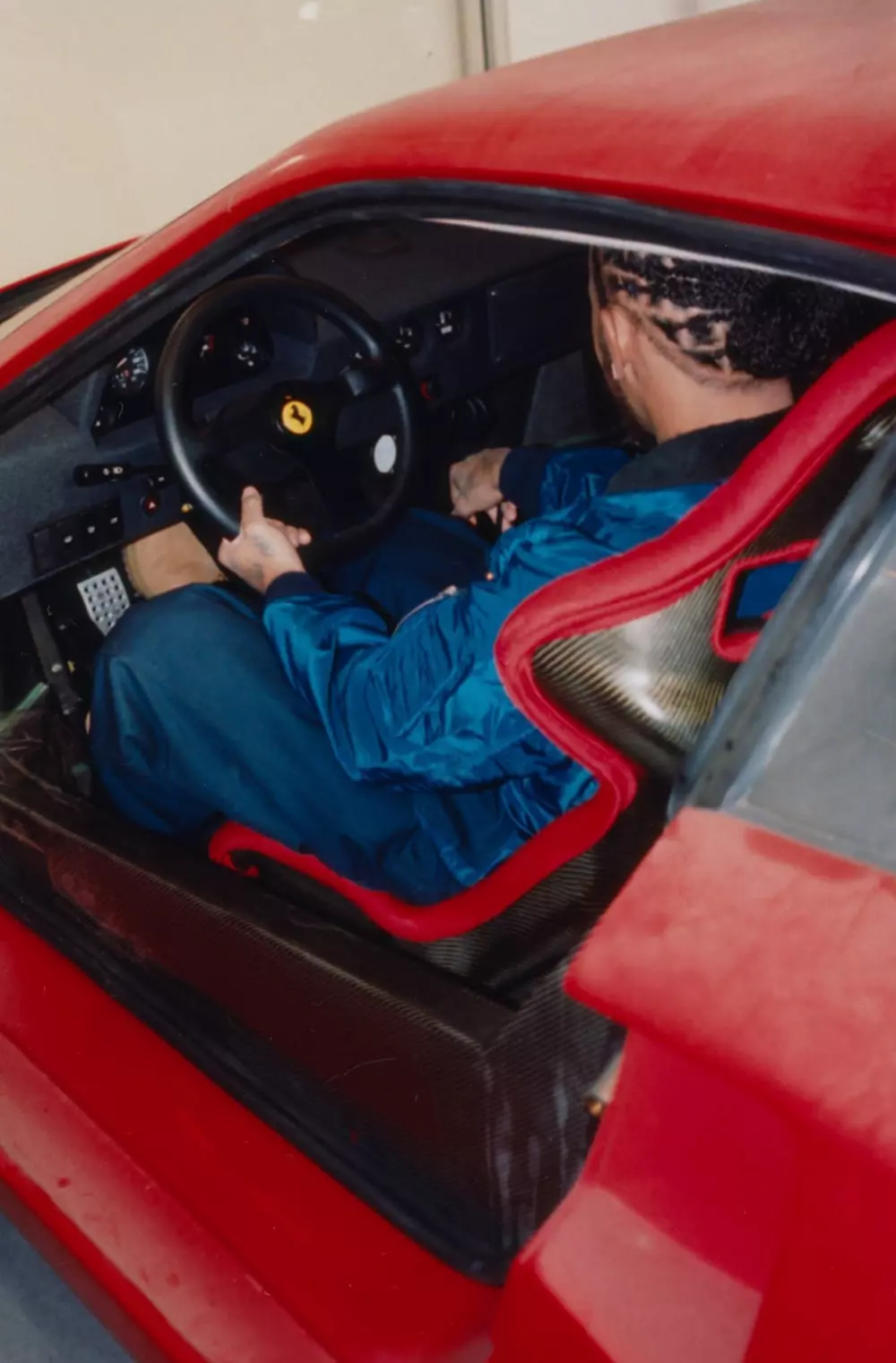 Lewis Hamilton ngồi bên trong chiếc Ferrari F40 của mình Lewis Hamilton ngồi bên trong chiếc Ferrari F40 của mình