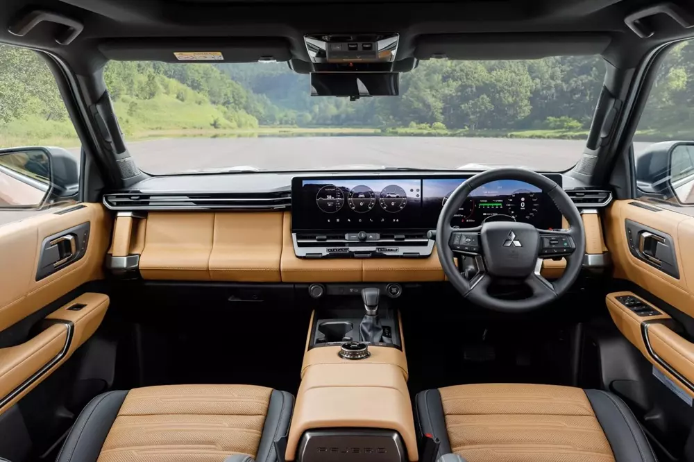 Khoang lái của Mitsubishi Pajero 2027 bản cao cấp nhất Khoang lái của Mitsubishi Pajero 2027 bản cao cấp nhất