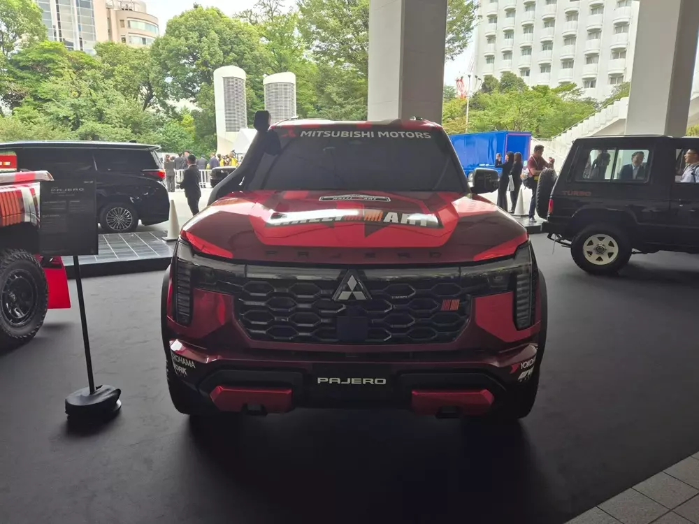 Mitsubishi Pajero Rally Concept nhìn từ phía trước Mitsubishi Pajero Rally Concept nhìn từ phía trước