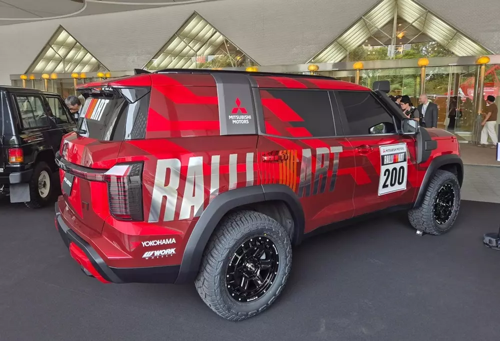 Mitsubishi Pajero Rally Concept sở hữu lớp đề-can màu đỏ cùng các họa tiết Ralliart bóng loáng Mitsubishi Pajero Rally Concept sở hữu lớp đề-can màu đỏ cùng các họa tiết Ralliart bóng loáng