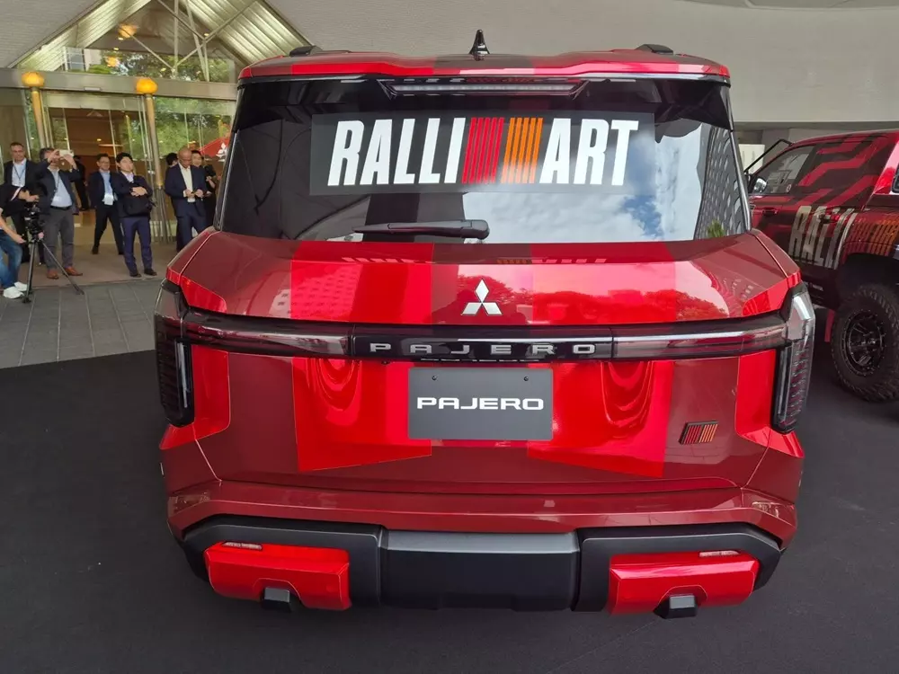 Mitsubishi Pajero Rally Concept nhìn từ phía sau Mitsubishi Pajero Rally Concept nhìn từ phía sau