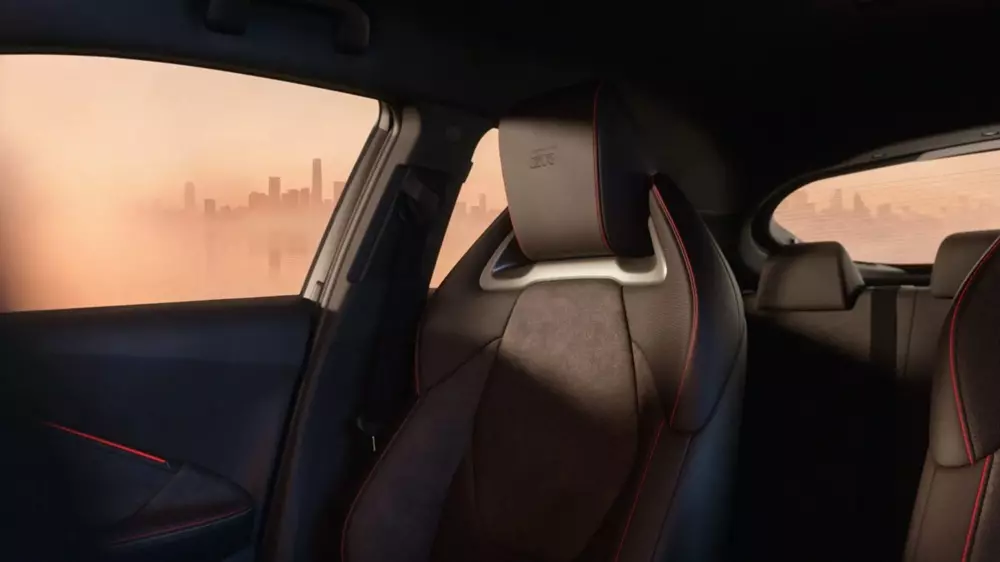 Ghế của Toyota C-HR GR Sport 2027 được bọc da màu đen với chỉ khâu đỏ tương phản Ghế của Toyota C-HR GR Sport 2027 được bọc da màu đen với chỉ khâu đỏ tương phản