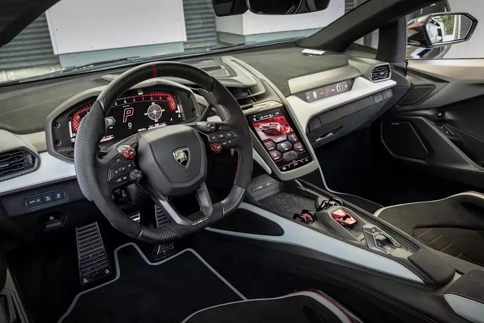 Khoang lái của Lamborghini Revuelto SV