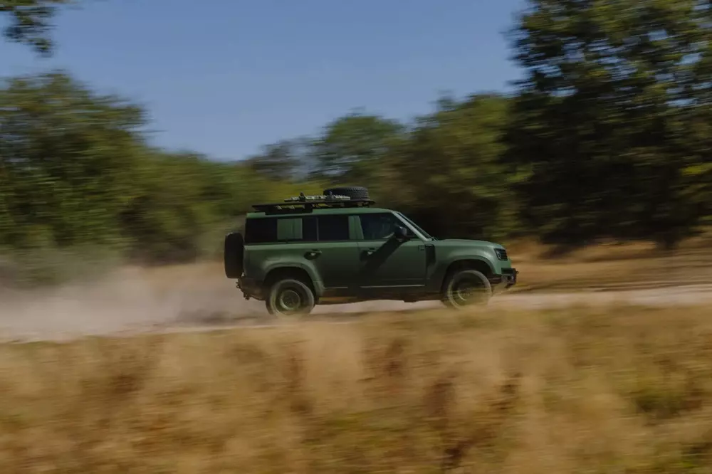 Land Rover Defender Wolf Series II được ra đời để giành hợp đồng mua xe quân sự của Bộ Quốc phòng Anh
