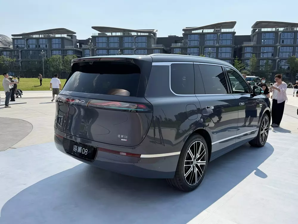 Đèn hậu của BYD Sealion 08 được thiết kế với cảm hứng từ đại dương