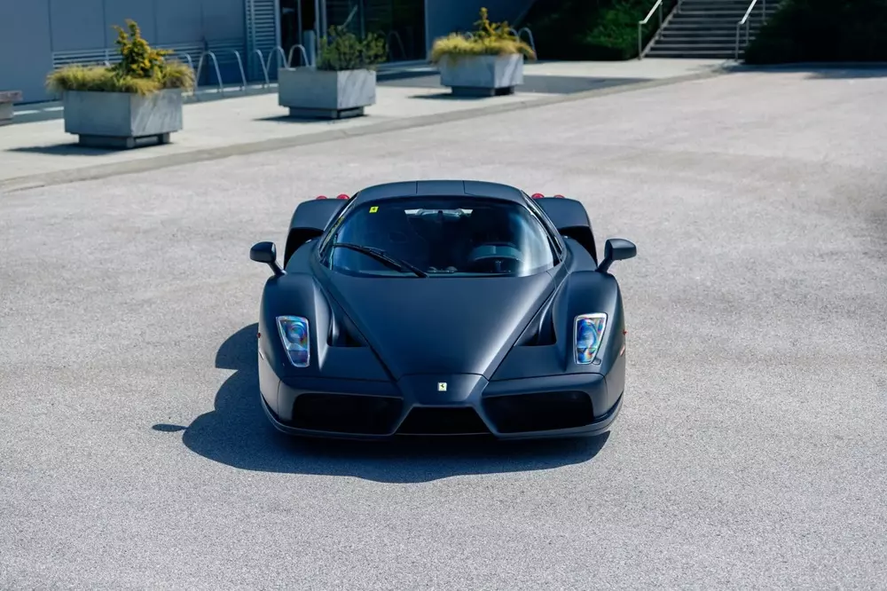 Chiếc Ferrari Enzo này có số ODO chưa đến 10.000 km