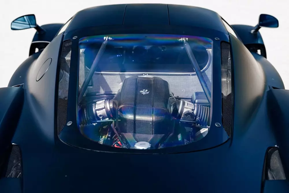 Chiếc Ferrari Enzo đã được thay thế nắp kính của khoang động cơ