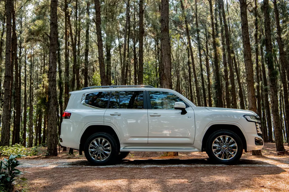 Toyota Land Cruiser 300 HEV được trang bị đèn chiếu xa tự động Toyota Land Cruiser 300 HEV được trang bị đèn chiếu xa tự động