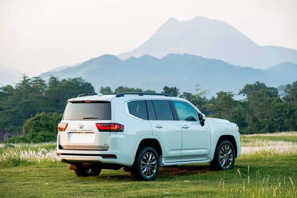 Lượng xăng tiêu thụ của Toyota Land Cruiser 300 HEV giảm hơn 22,7% so với bản máy xăng Lượng xăng tiêu thụ của Toyota Land Cruiser 300 HEV giảm hơn 22,7% so với bản máy xăng