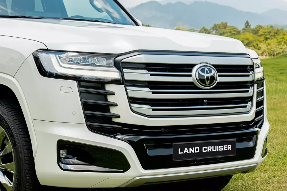 Toyota Land Cruiser 300 HEV được tinh chỉnh nhẹ ở thiết kế cản trước và sau Toyota Land Cruiser 300 HEV được tinh chỉnh nhẹ ở thiết kế cản trước và sau