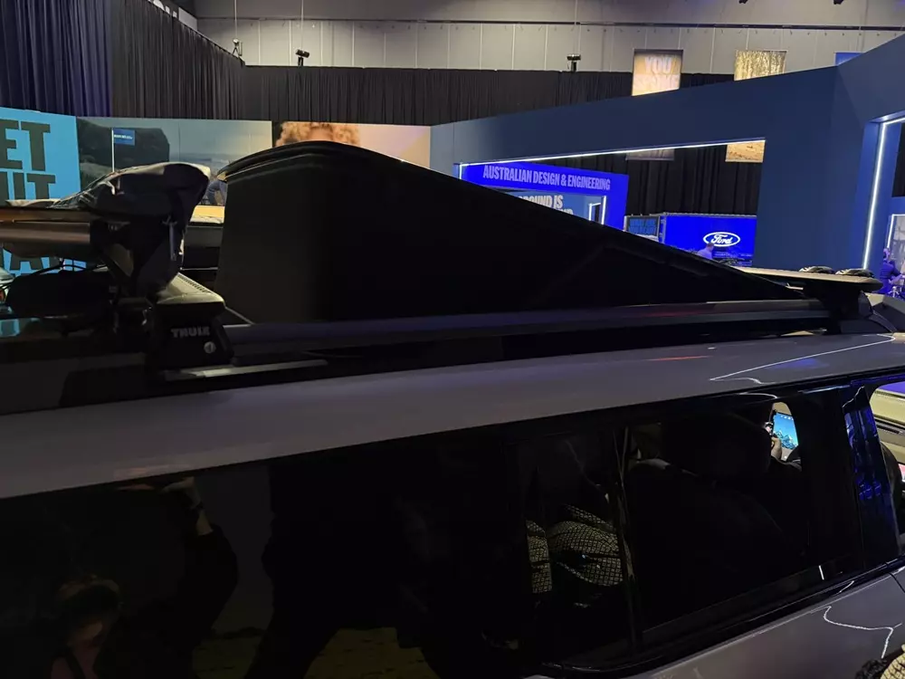 Phần nóc của Ford Bronco Basecamp bản Outer Banks có thể bật lên, tăng thêm không gian bên trong xe Phần nóc của Ford Bronco Basecamp bản Outer Banks có thể bật lên, tăng thêm không gian bên trong xe