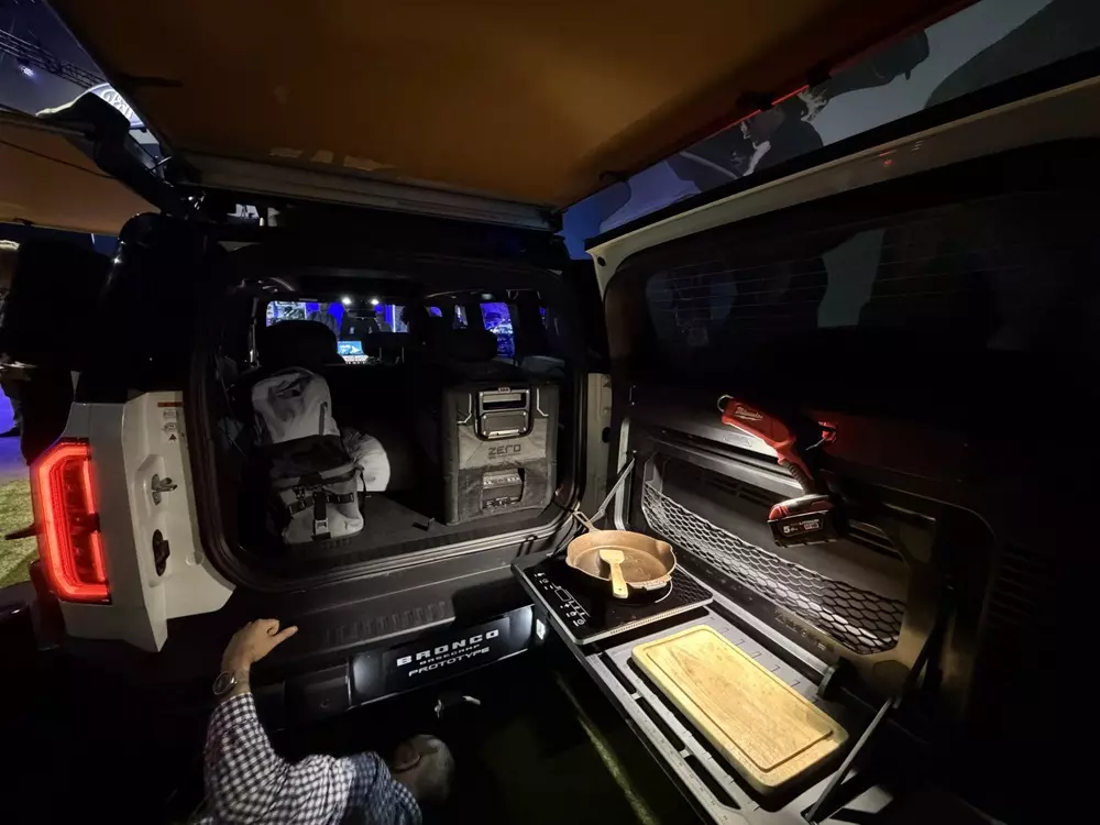 Ford Bronco Basecamp đi kèm bộ dụng cụ nấu ăn ở khoang hành lý Ford Bronco Basecamp đi kèm bộ dụng cụ nấu ăn ở khoang hành lý