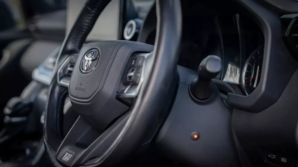 Toyota Land Cruiser được lắp hệ thống chống khởi động máy bổ sung sẽ có thêm đèn đỏ trên cột vô lăng Toyota Land Cruiser được lắp hệ thống chống khởi động máy bổ sung sẽ có thêm đèn đỏ trên cột vô lăng