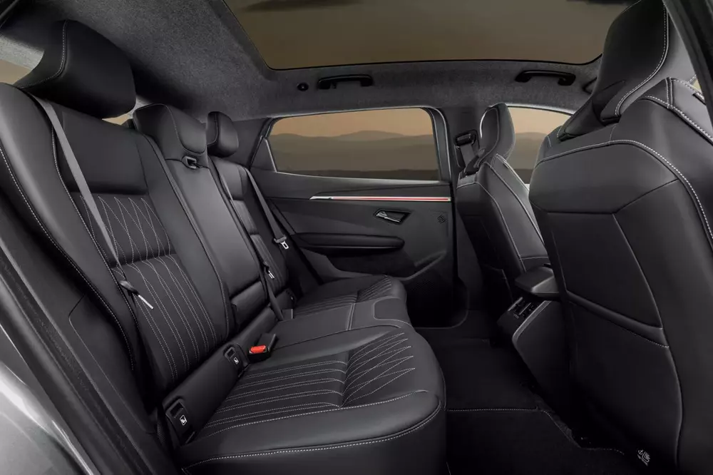 Hàng ghế sau của Mitsubishi Eclipse Cross EV khá rộng rãi Hàng ghế sau của Mitsubishi Eclipse Cross EV khá rộng rãi