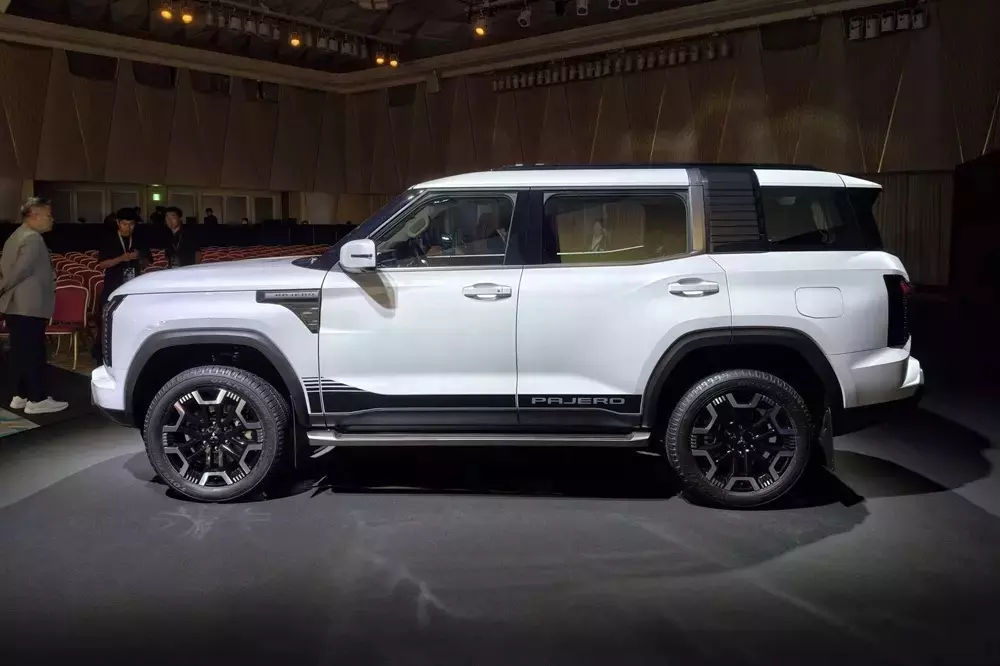 Mitsubishi Pajero 2027 bản cao cấp nhất dùng mâm 20 inch phối 2 màu đen-crôm