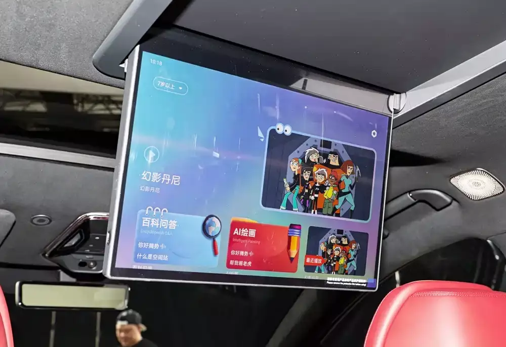 BYD Denza N8L EV có 6 màn hình, bao gồm màn hình treo trần để hành khách phía sau giải trí BYD Denza N8L EV có 6 màn hình, bao gồm màn hình treo trần để hành khách phía sau giải trí