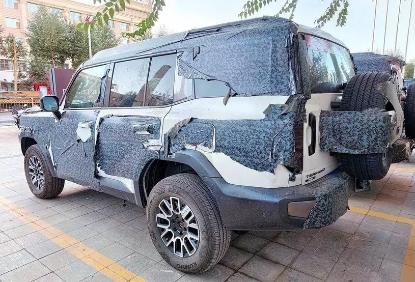 Nissan Terrano có lốp dự phòng nằm trên cửa cốp sau