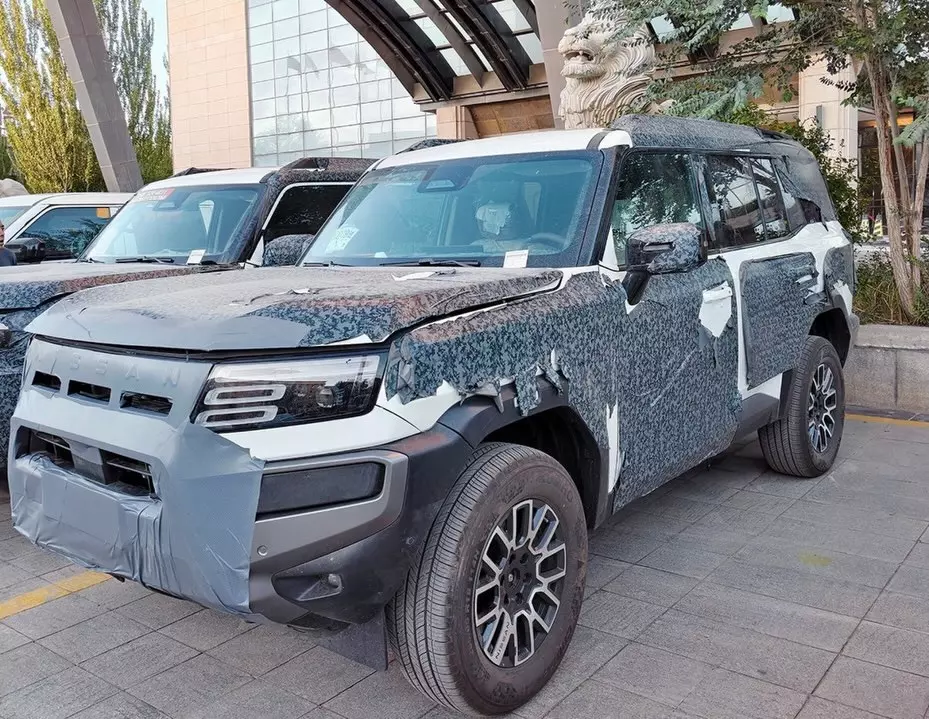 Nissan Terrano bị bắt gặp trên đường phố, sẽ bán tại Đông Nam Á như đối thủ của Toyota Fortuner