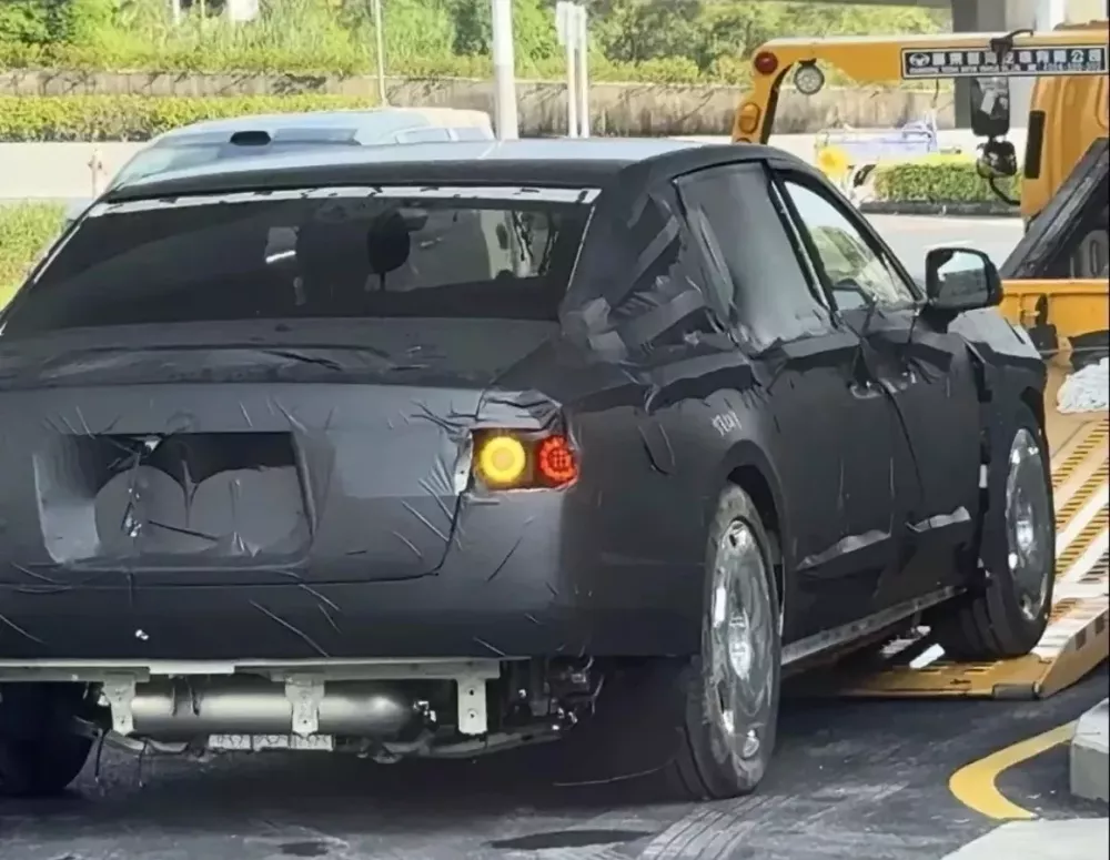 Lộ diện cặp đôi xe siêu sang của BYD, cạnh tranh với Rolls-Royce Phantom và Cullinan Lộ diện cặp đôi xe siêu sang của BYD, cạnh tranh với Rolls-Royce Phantom và Cullinan