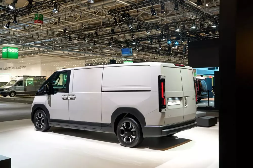 Kia PV7 bản Cargo được trang bị cửa cốp chia đôi, mở sang hai bên Kia PV7 bản Cargo được trang bị cửa cốp chia đôi, mở sang hai bên