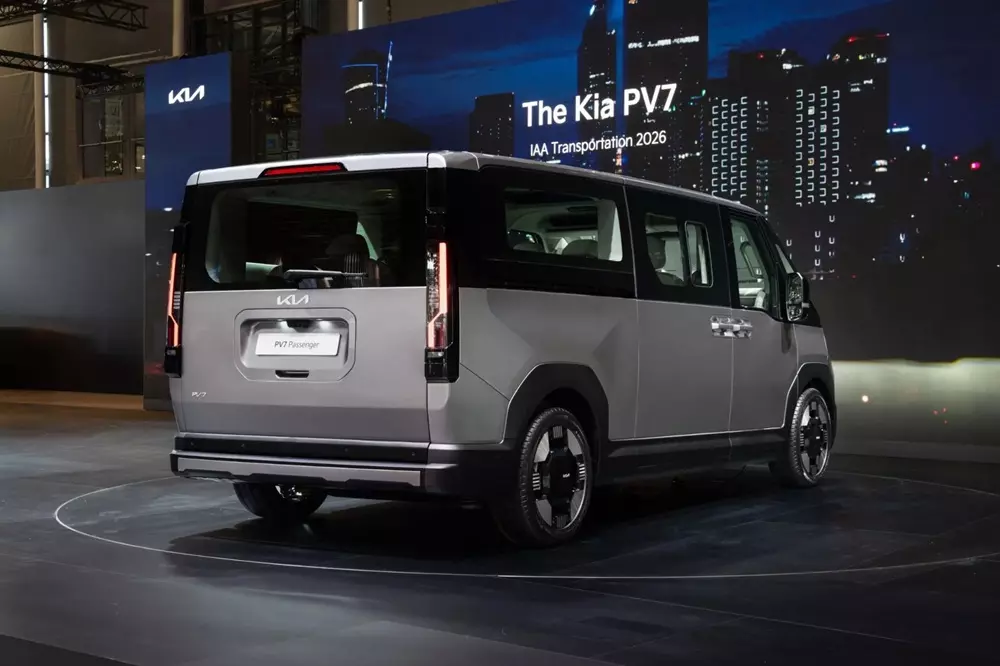 Kia PV7 bản Passenger dùng cửa cốp thông thường, mở lên trên Kia PV7 bản Passenger dùng cửa cốp thông thường, mở lên trên