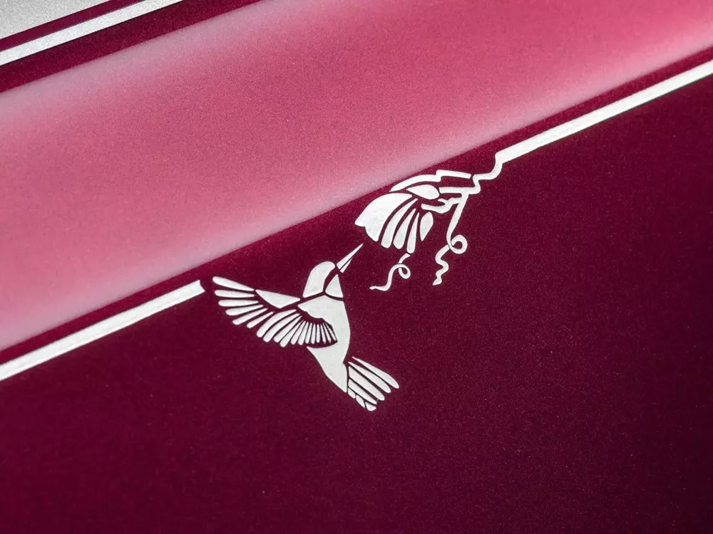 Đường Coachline màu trắng với họa tiết chim ruồi của chiếc Rolls-Royce Phantom Hummingbird Đường Coachline màu trắng với họa tiết chim ruồi của chiếc Rolls-Royce Phantom Hummingbird