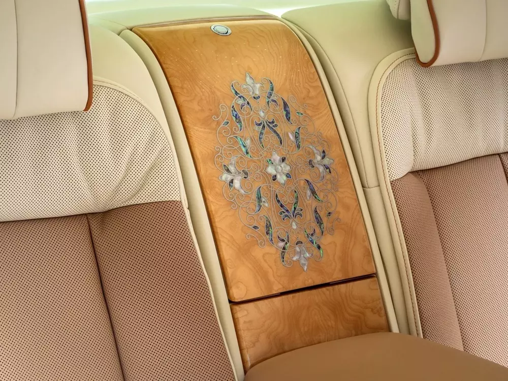 Họa tiết hoa lá giữa 2 ghế sau của chiếc Rolls-Royce Phantom Hummingbird cũng được khảm vỏ bào ngư Họa tiết hoa lá giữa 2 ghế sau của chiếc Rolls-Royce Phantom Hummingbird cũng được khảm vỏ bào ngư