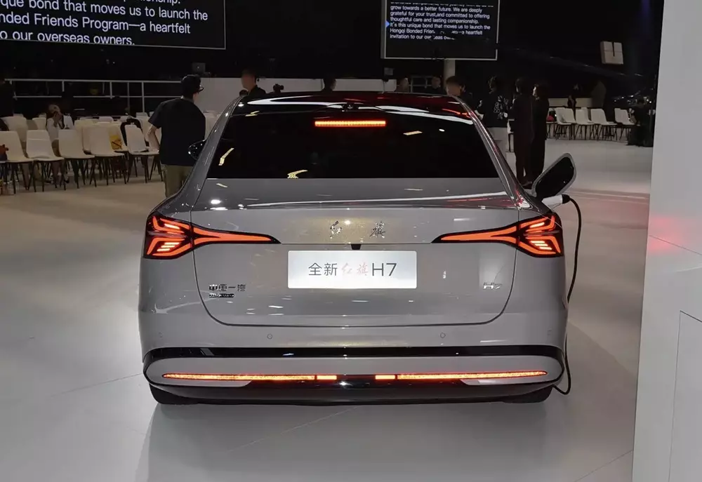 Cụm đèn hậu của Hongqi H7 không nối liền với nhau như xu hướng thịnh hành Cụm đèn hậu của Hongqi H7 không nối liền với nhau như xu hướng thịnh hành
