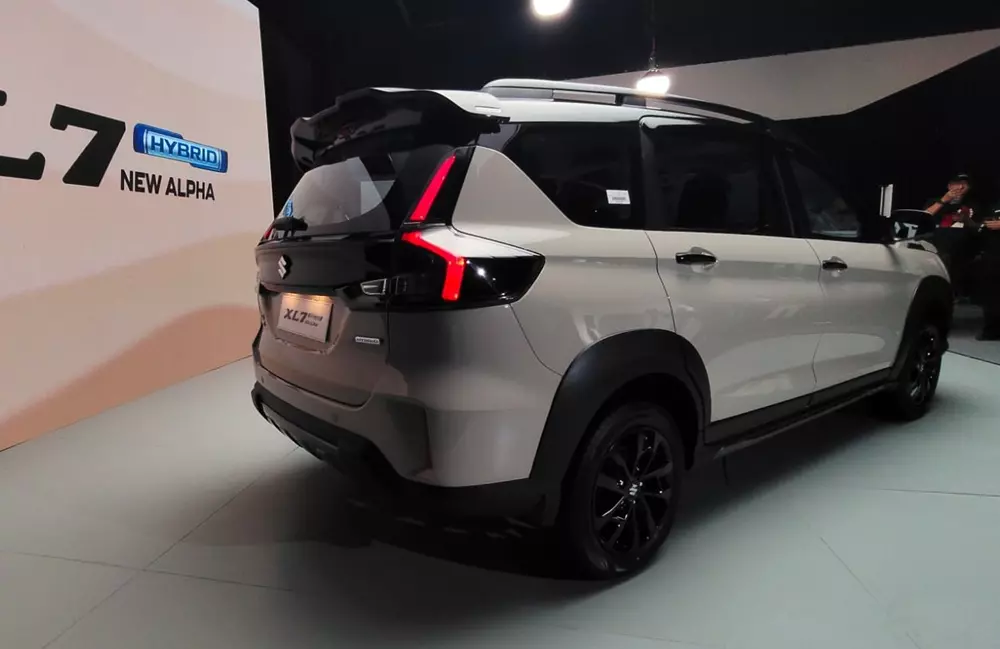 Khu vực phía sau của Suzuki XL7 chỉ được tinh chỉnh nhẹ Khu vực phía sau của Suzuki XL7 chỉ được tinh chỉnh nhẹ