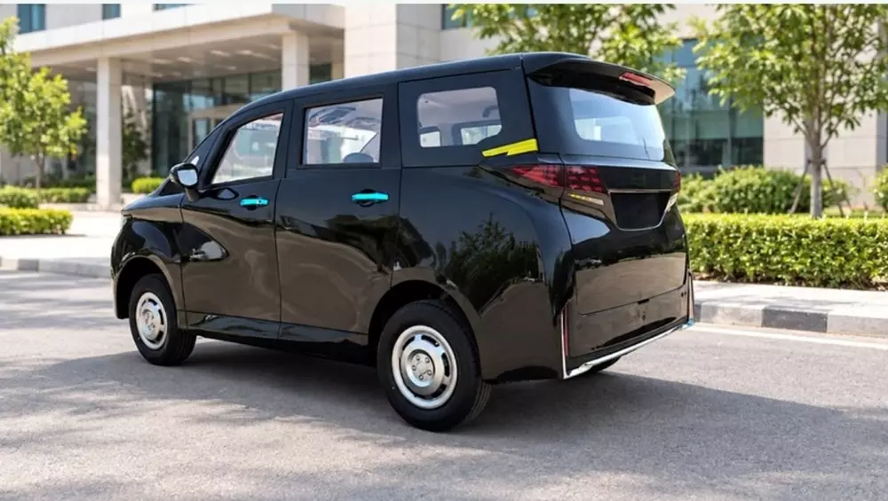 Thiết kế phía sau của Nora Metro lại giống Toyota Alphard. Thiết kế phía sau của Nora Metro lại giống Toyota Alphard.