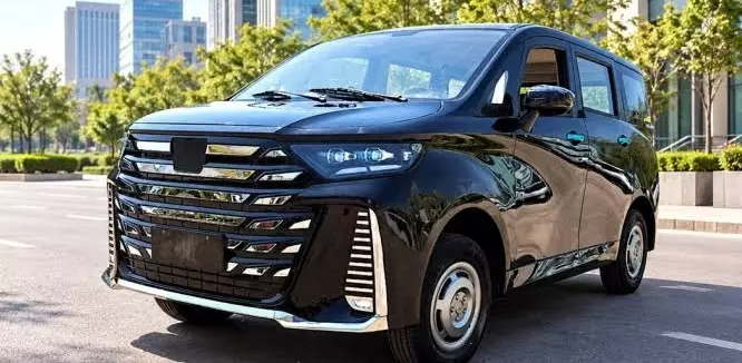 Nora Metro có thiết kế đầu xe giống Toyota Vellfire. Nora Metro có thiết kế đầu xe giống Toyota Vellfire.