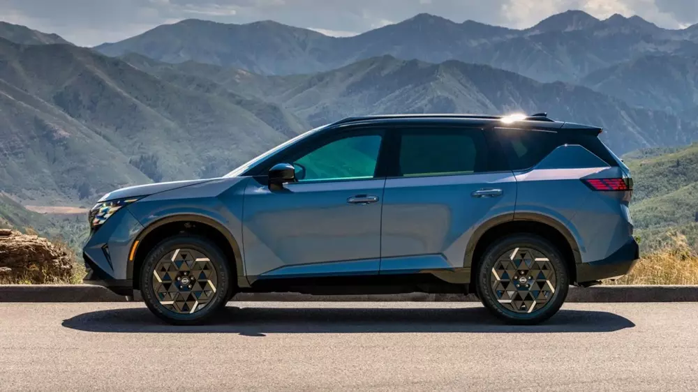 Nissan X-Trail Hybrid 2027 nhìn từ bên sườn Nissan X-Trail Hybrid 2027 nhìn từ bên sườn