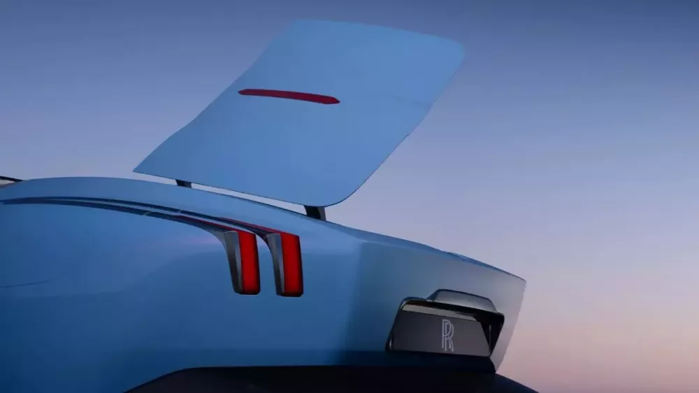 Nắp cốp mở sang bên như nắp đàn piano của Rolls-Royce Nightingale