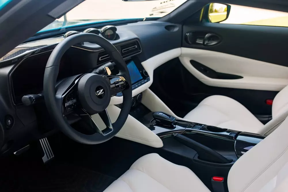 Nội thất với 2 tông màu tương phản của Nissan Z Kaze Concept