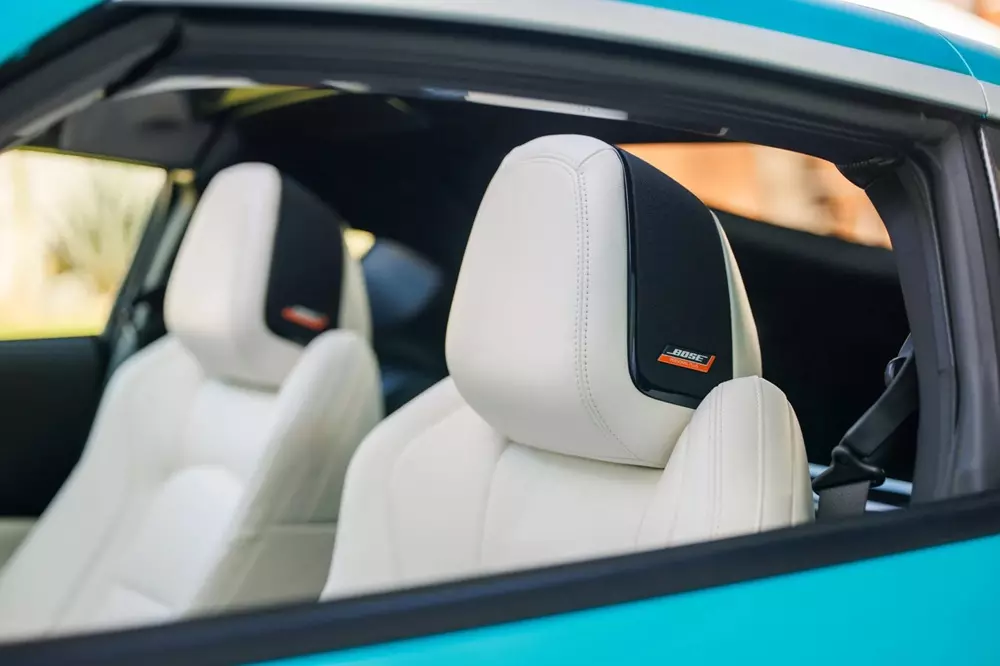 Tựa đầu ghế của Nissan Z Kaze Concept tích hợp loa