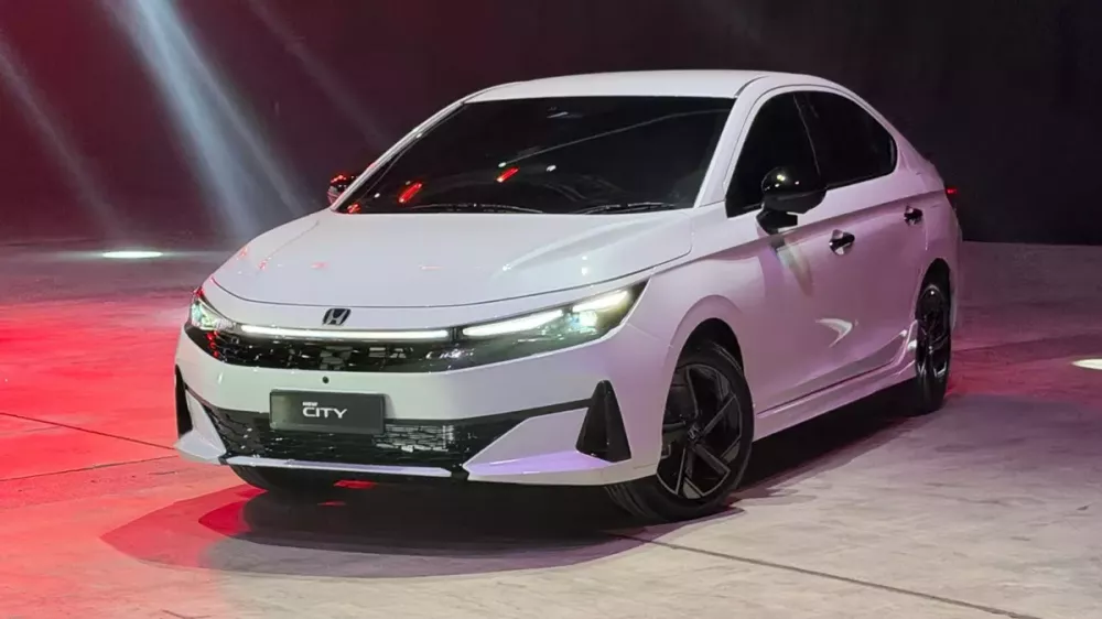 Honda City 2026 bản RS có một dải đèn nằm vắt ngang đầu xe, ngay phía trên lưới tản nhiệt Honda City 2026 bản RS có một dải đèn nằm vắt ngang đầu xe, ngay phía trên lưới tản nhiệt