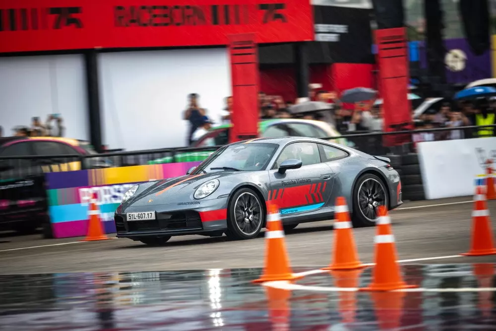 Mẫu xe 911 Carrera được điều khiển bởi tay đua quốc tế Sawer Hoàng Đạt