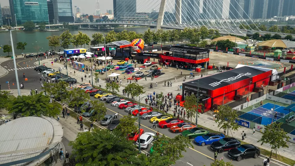 Hơn 100 chiếc xe sang Porsche cùng nhau quy tụ bên bờ sông Sài Gòn