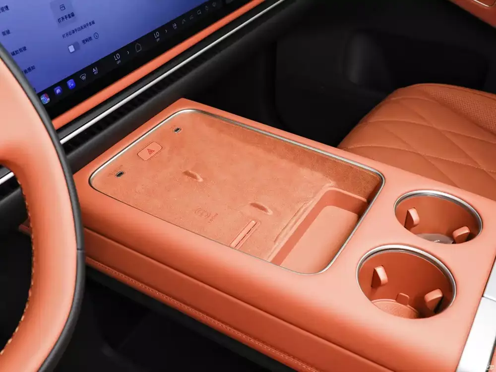 Cụm điều khiển trung tâm của Volkswagen ID.Era 8X đi kèm sạc không dây