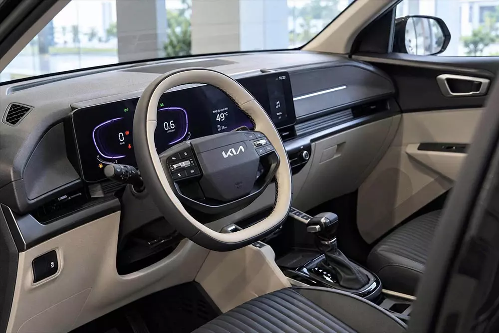 Chiếc Kia Carens Clavis được trưng bày tại Việt Nam thuộc bản Signature cao cấp Chiếc Kia Carens Clavis được trưng bày tại Việt Nam thuộc bản Signature cao cấp